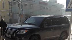 На ул.Суюмбаева «Лексус» припарковали на пешеходном переходе. Фото