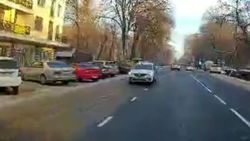 На Московской водитель такси ехал по встречной полосе. Видео