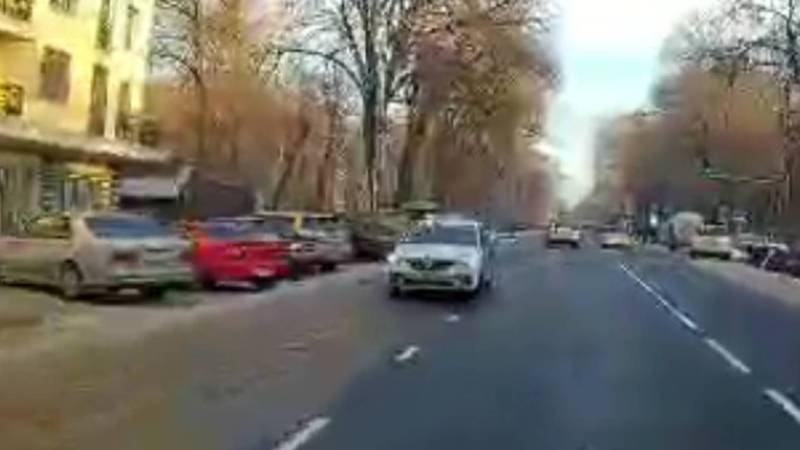 На Московской водитель такси ехал по встречной полосе. Видео