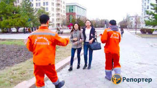 Сотрудники столичного МП «Тазалык» подарили девушкам цветы и песни <i>(видео)</i>