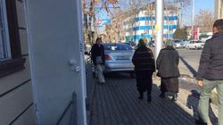 На улице Курманжан Датки машина ехала по тротуару. Фото