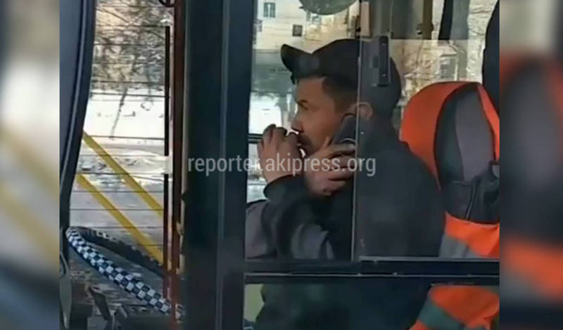 Водитель троллейбуса №10 курит и разговаривает по телефону за рулем, жалуется пассажир (видео)