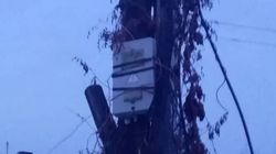 В селе Джал на деревянном столбе часто происходит замыкание электропроводки
