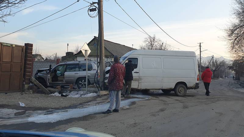 В Бишкеке столкнулись две машины, от удара «Мерседес» врезался в столб. Фото