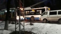 На ул.Московской машина заблокировала полосу общественного транспорта. Видео