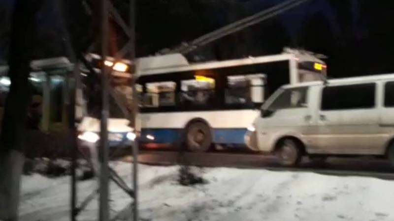 На ул.Московской машина заблокировала полосу общественного транспорта. Видео