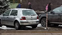 На ул.Гоголя на «зебре» припаркован «Фольксваген», который находится в залоге/аресте