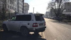 На Горького-Абая нет тротуара, детям опасно ходить по проезжей части дороги. Видео