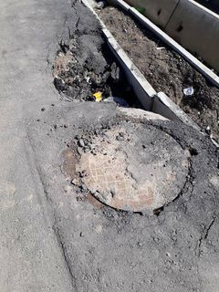 Участок тротуара на ул.Ахунбаева в Бишкеке находится в плохом состоянии, хотя осенью был проведен ремонт (фото)