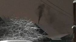 На улице 9 Января из трубы частного дома постоянно идет густой дым. Видео