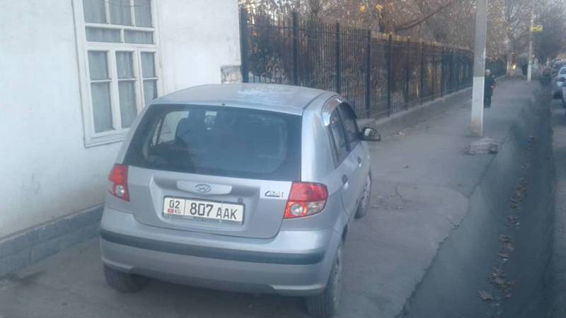 На ул.Салиева в Оше водитель легковушки припарковался на тротуаре. Фото