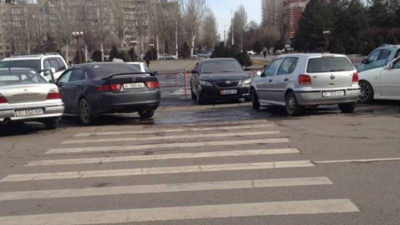 На улице Шопокова возле ЦУМа машину припарковали на «зебре». Фото