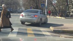 На Манаса-Фрунзе водитель «Тойоты Камри» выехал за стоп-линию. Видео, фото