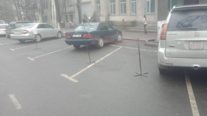 Бишкекчанин: Как выяснить, законно ли огорожена парковка?