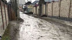 Улица Игембердиева в Бишкеке вся в грязи и слякоти. Видео