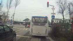 На Сухэ Батора-Каралаева автобус проехал на красный свет светофора, по Carcheck за автотранспортом числятся 6 штрафов. Видео