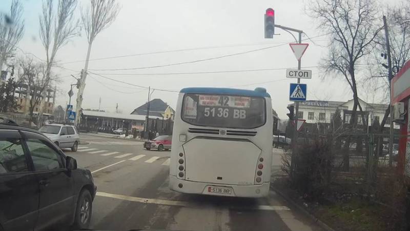На Сухэ Батора-Каралаева автобус проехал на красный свет светофора, по Carcheck за автотранспортом числятся 6 штрафов. Видео