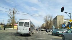 На Калинина-Кольбаева «Мерседес Спринтер» выехал за стоп-линию. Фото