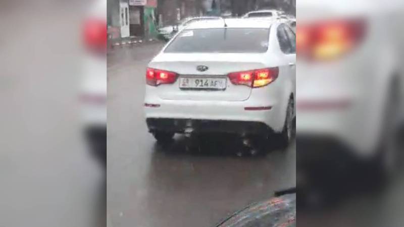 На ул.Асаналиева водители едут по встречной полосе. Видео