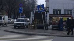 На ул.Куттубаева в 11 мкр наклонился дорожный знак. Фото