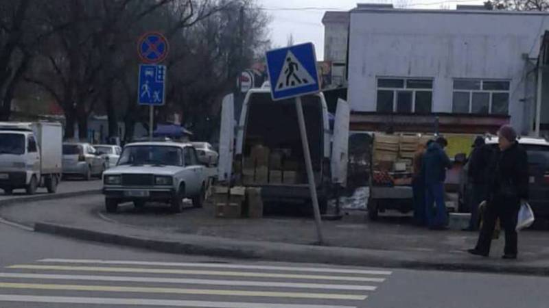 На ул.Куттубаева в 11 мкр наклонился дорожный знак. Фото