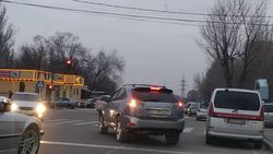 На Кольбаева-Калинина водители выезжают за стоп-линию. Фото