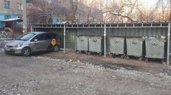 В Бишкеке водитель «Хонды» припарковался под навесом для мусорных контейнеров. Фото