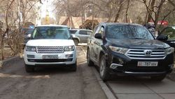 На ул.Горького водители припарковались на тротуаре. Фото