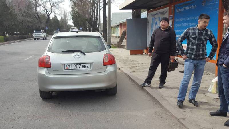 На Жибек Жолу таксист припарковался на остановке. Фото