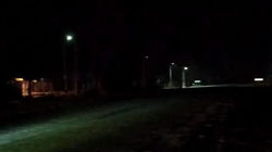 На центральной трассе Дмитриевки моргают лампы уличного освещения. Видео