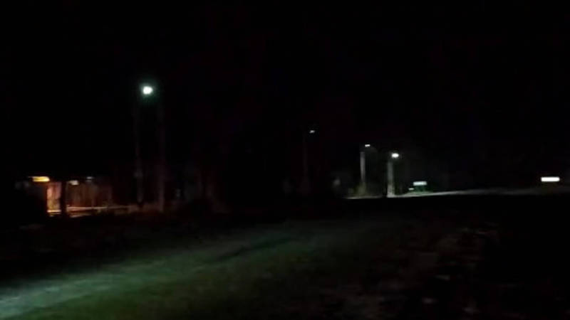 На центральной трассе Дмитриевки моргают лампы уличного освещения. Видео