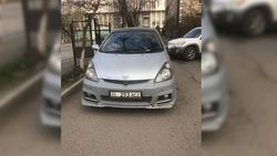 На ул.Табышалиева водитель «Тойоты» припарковался, перекрыв дорогу во двор. Фото