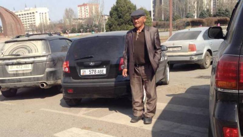 На улице Шопокова ниже ЦУМа водители паркуются на «зебре»