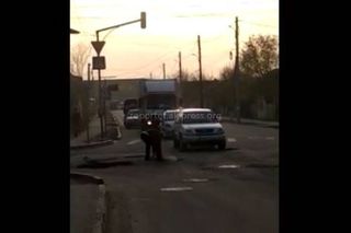 Бишкекчанин самостоятельно заделывает ямы на Московской-Интергельпо (видео)