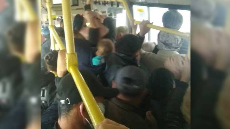 Из-за отсутствия маршруток в Бишкеке автобусы и троллейбусы забиты. Фото