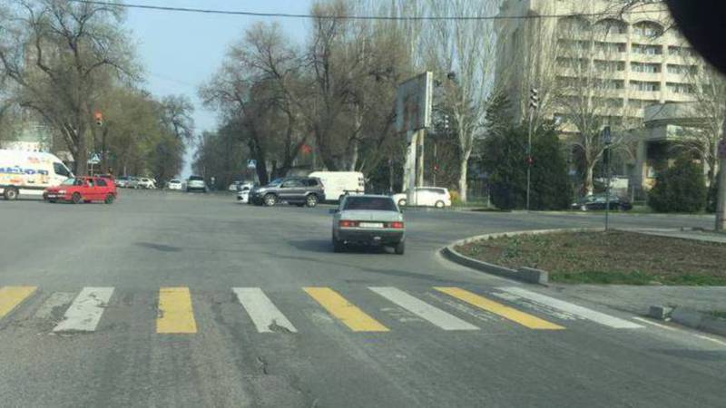 На Ибраимова-Жумабека водитель «Мерседеса» проехал на красный свет. Фото