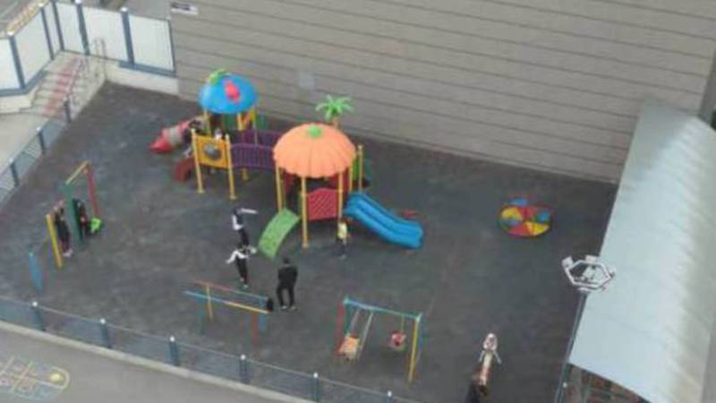 На улице Токомбаева в Бишкеке дети играют во дворе, несмотря на карантин. Видео