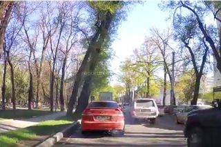 В Бишкеке на бульваре Молодой Гвардии машина сильно дымила (видео)