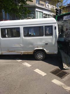 В центре Бишкека столкнулись микроавтобус и троллейбус, есть пострадавшие <i>(фото)</i>