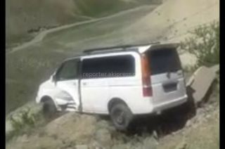 Машина зависла над обрывом, вылетев с трассы на участке автодороги Бишкек—Ош <i>(видео)</i>