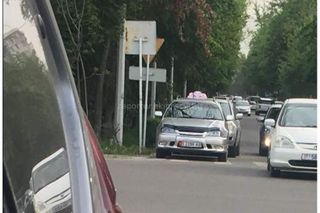 Парковка на перекрестке на Токтогула-Раззакова