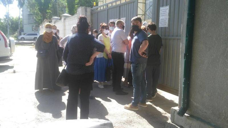 В госсанэпиднадзоре Бишкека образовалась очередь для сдачи анализа на коронавирус. Пояснение Минздрава