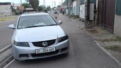 Горожанин припарковал свою «Хонду» на тротуаре на ул.Кулиева. Фото Курстанбека
