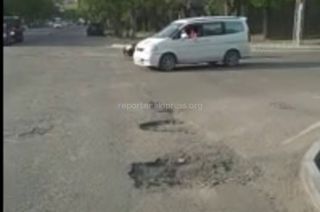 Житель Бишкека просит устранить ямы на дороге на Лермонтова-Кольбаева (видео)
