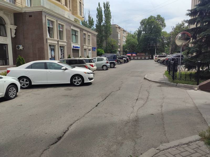 На пересечении улиц Киевская и Гоголя парковка мешает проезду, - горожанин. Фото