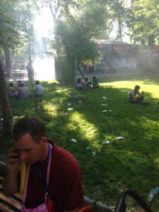 Читатель возмущен поведением граждан, мусоривших в парке в День Победы <b>(фото)</b>