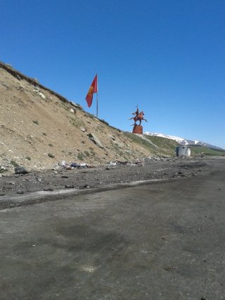 Вокруг флагштока, установленного на перевале Отмок, царит антисанитария <b>(фото)</b>