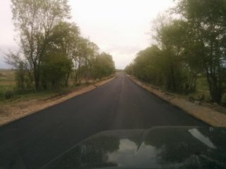 В селе Тегизчил Ак-Суйского района прокладывают новое асфальтовое покрытие от основной трассы <b>(фото)</b>