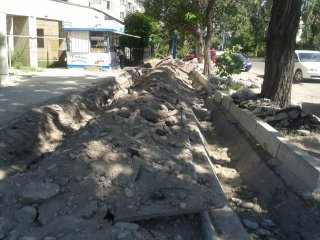 На ул. Исанова снова раскопали тротуар, - читательница <b>(фото)</b>