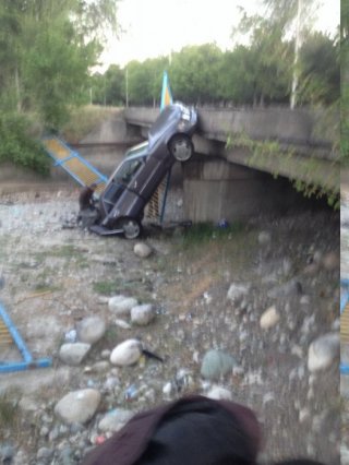 В селе Орто-Сай «Мерседес» снес ограждение моста и упал в реку <b>(фото)</b>